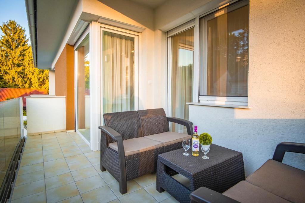 Posezení v ubytování MyFlat Diamond Bay Apartment