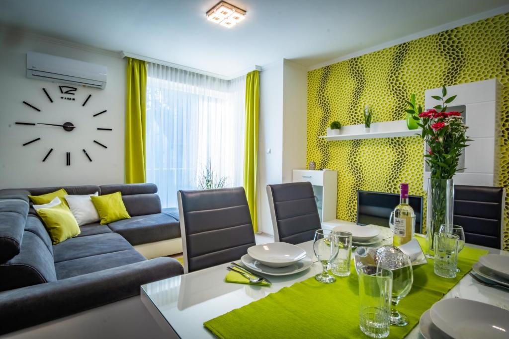 Posezení v ubytování MyFlat Diamond Bay Apartment