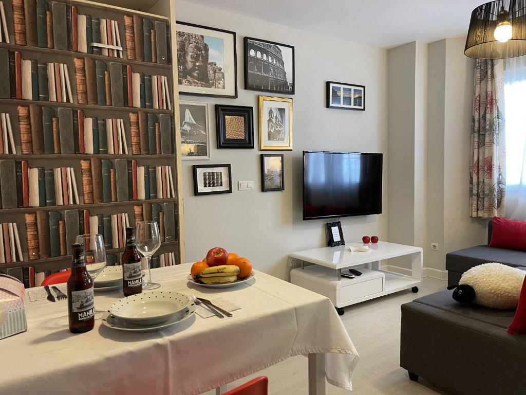 Televízia a/alebo spoločenská miestnosť v ubytovaní Neverending Loft