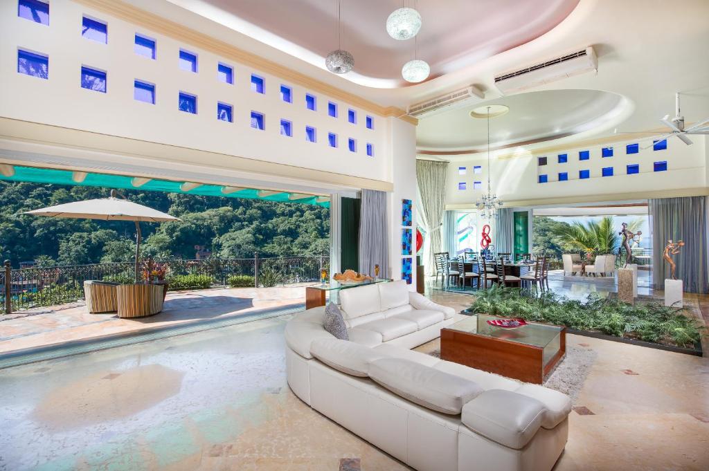 Bazén v ubytování Boca de Tomatlán Luxury Boutique Hotel Accommodations nebo v jeho okolí