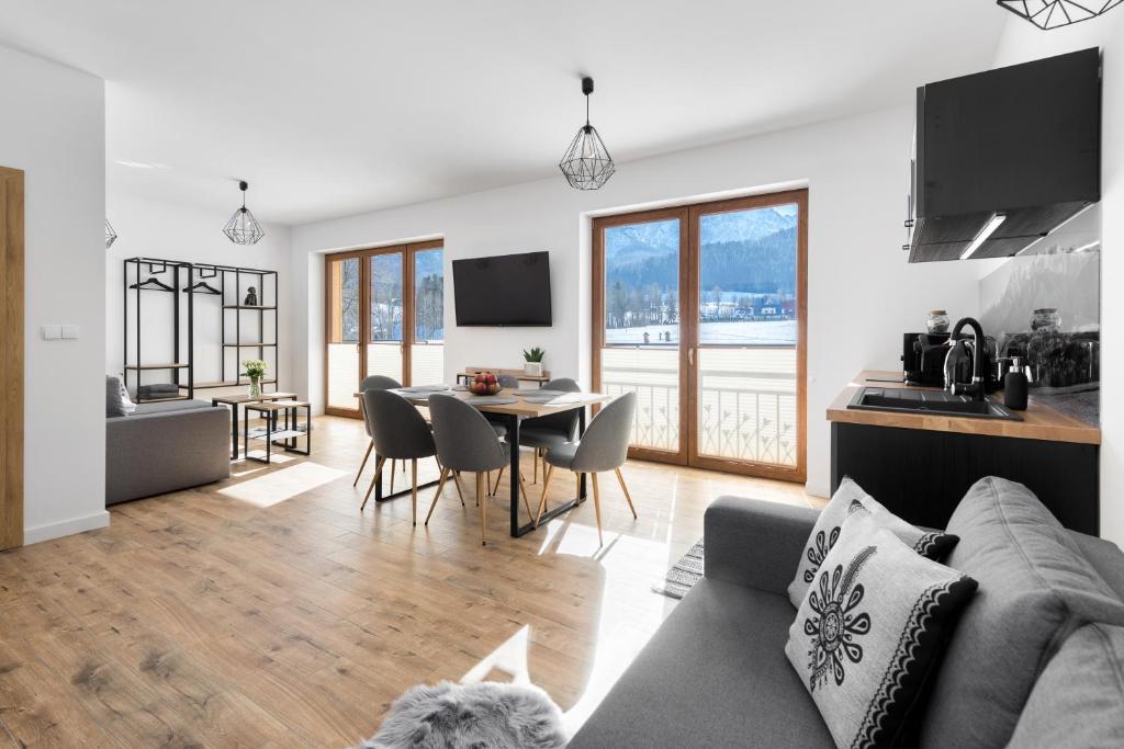 Televízia a/alebo spoločenská miestnosť v ubytovaní Apartamenty Skibowianka
