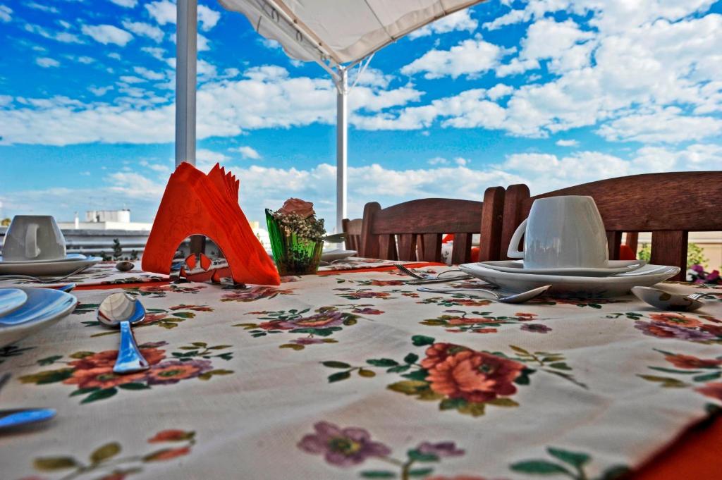 ガリポリにあるB&B Contemoroの花のテーブルクロス付テーブル