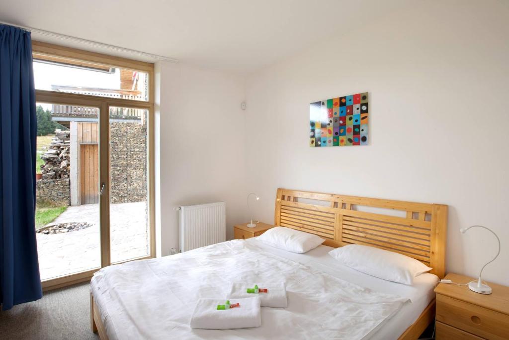 um quarto com uma cama com duas bandejas em Apartmán Perník Kvilda em Kvilda