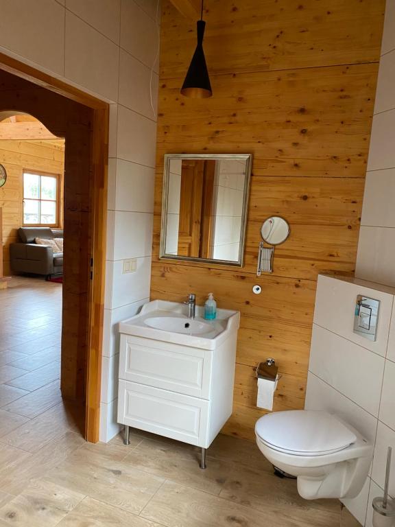 Kúpeľňa v ubytovaní Wolimierz 80
