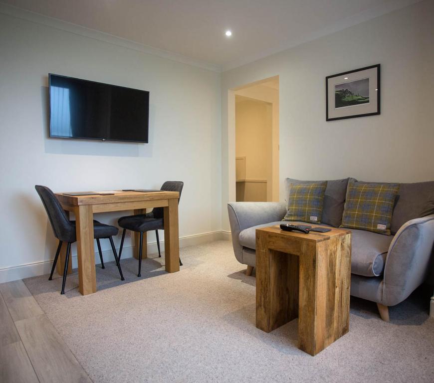 TV a/nebo společenská místnost v ubytování Cruinn Bheinn Luxury Self Catering Apartments