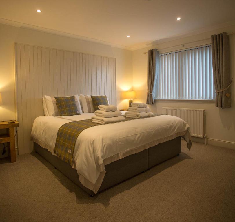 Un pat sau paturi într-o cameră la Cruinn Bheinn Luxury Self Catering Apartments