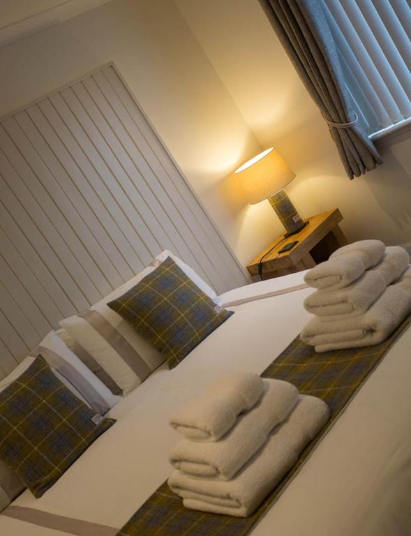 Postel nebo postele na pokoji v ubytování Cruinn Bheinn Luxury Self Catering Apartments