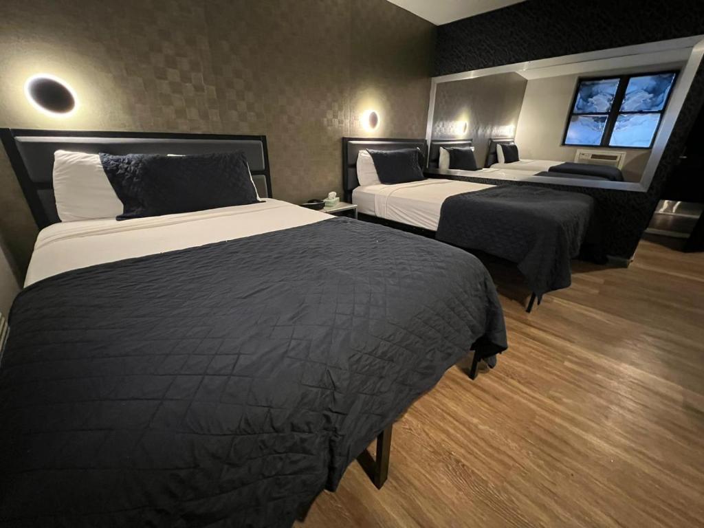 Postel nebo postele na pokoji v ubytování Cabana Hotel Yankee Stadium