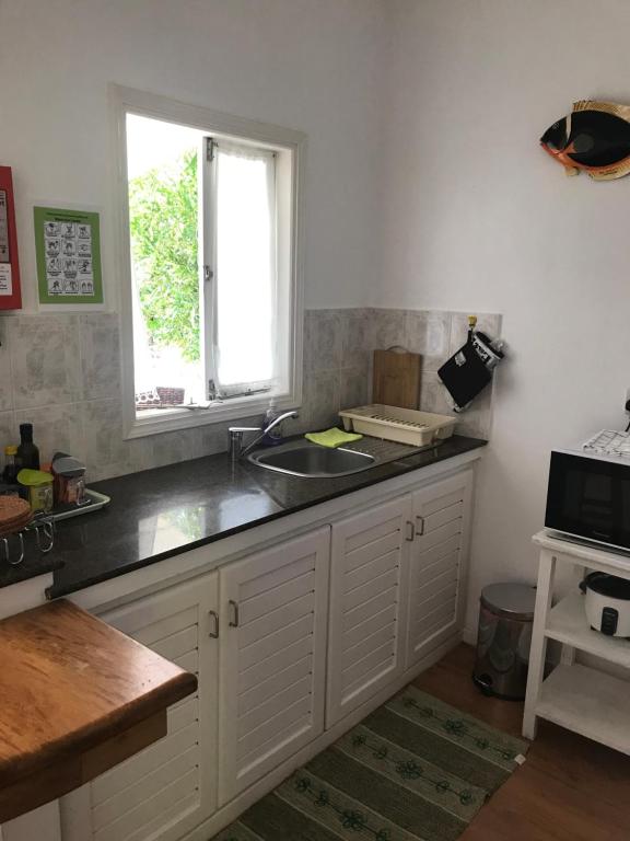 Kuchyň nebo kuchyňský kout v ubytování Sunbird Bungalow