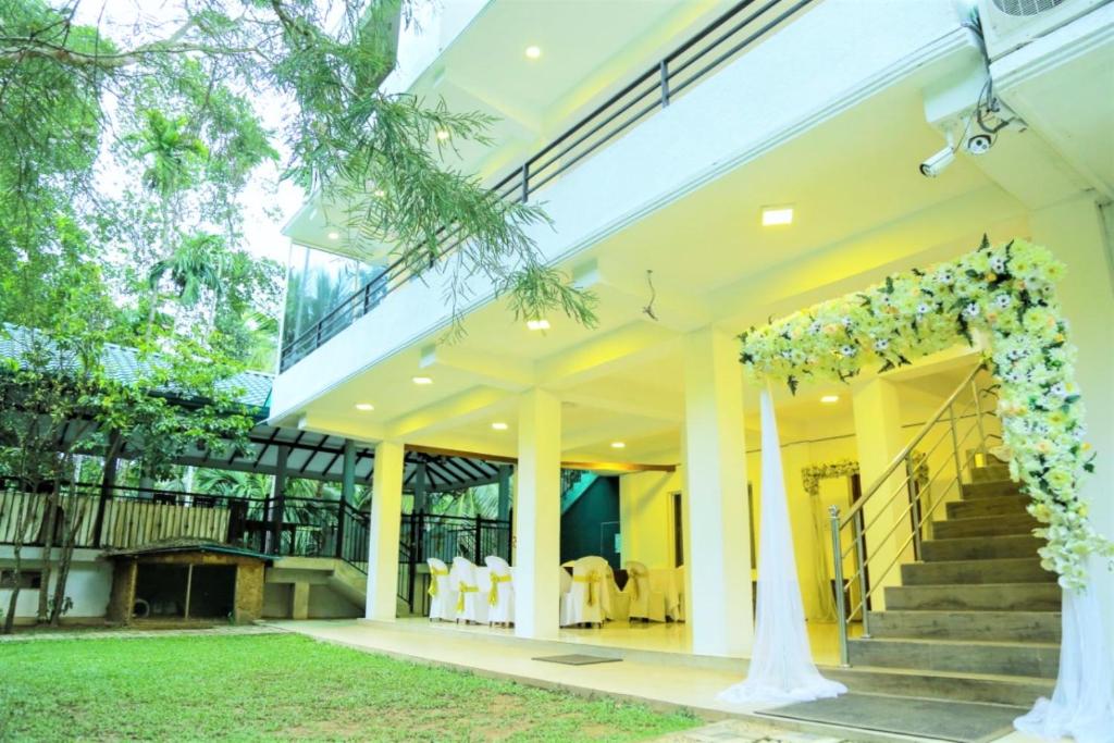 - une entrée de mariage à une maison avec une arche florale dans l'établissement Hotel Achivina, à Kandy