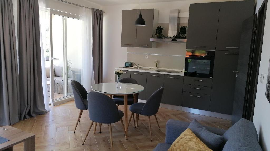 Kuchyňa alebo kuchynka v ubytovaní Apartman Bella 2