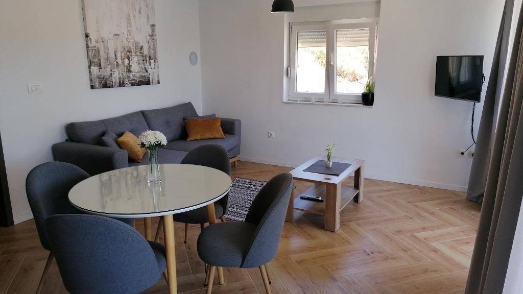 Televízia a/alebo spoločenská miestnosť v ubytovaní Apartman Bella 2