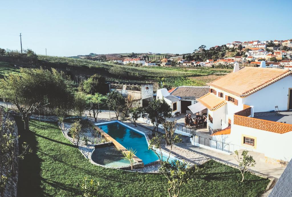 - une vue aérienne sur une maison avec une piscine dans l'établissement The Far End Surf House - Breakfast included Eco Surf Villa- 5 km from Beach, à Lourinhã