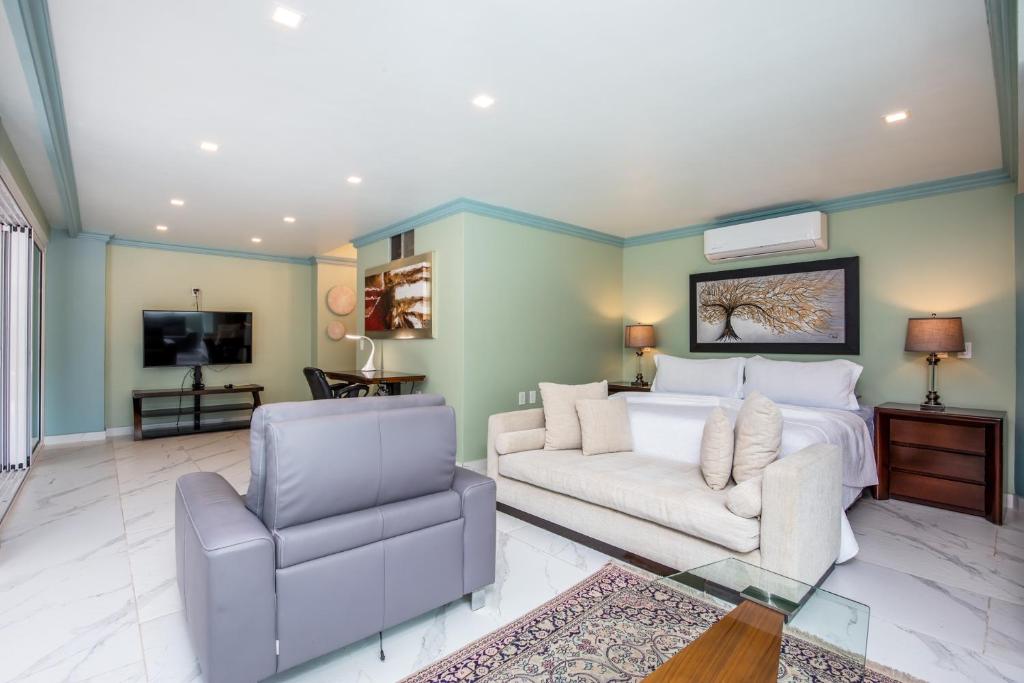 TV a/nebo společenská místnost v ubytování Puerto Vallarta South Shore Luxury Suites,