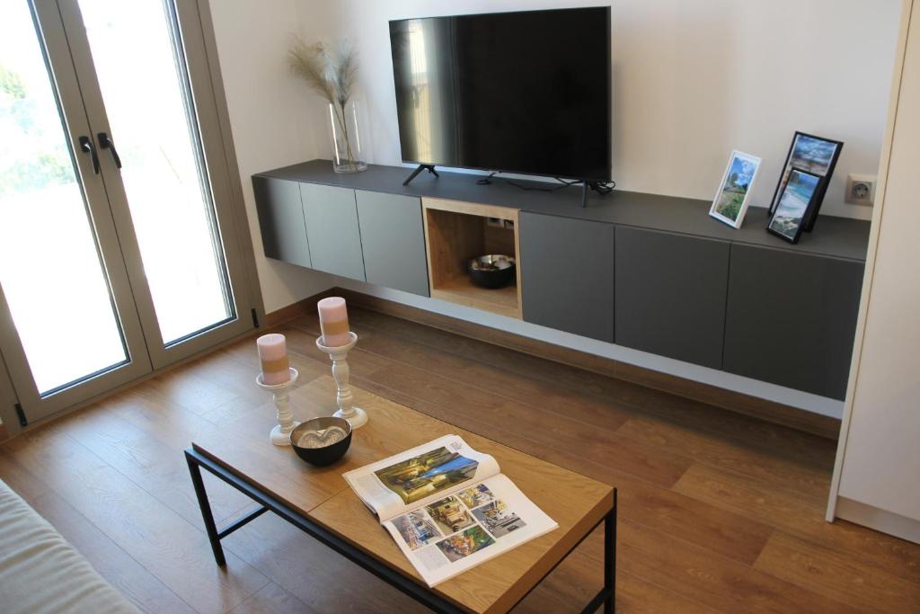 Televízia a/alebo spoločenská miestnosť v ubytovaní New Cozy Chic Apt-Ryfete Luxury Living