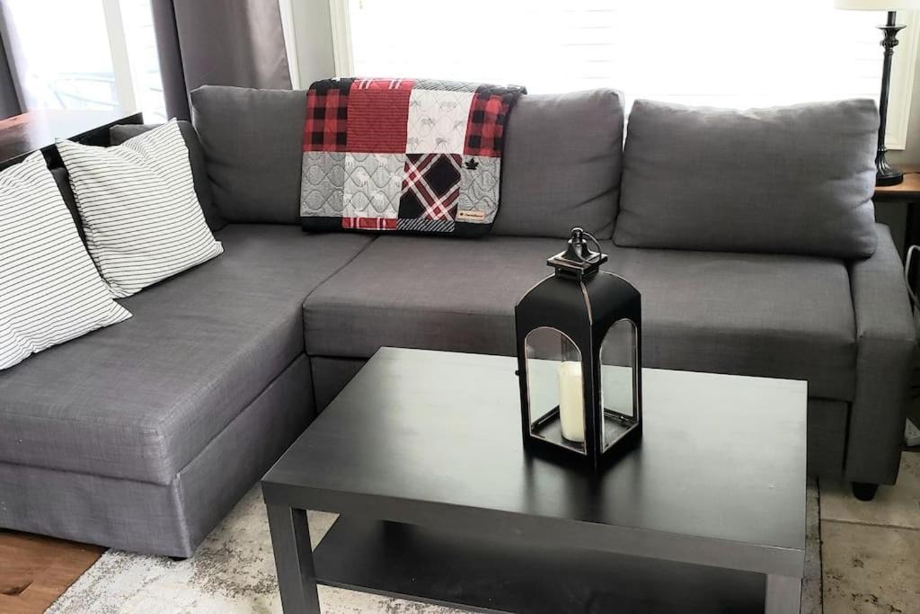 - un salon avec un canapé gris et une table dans l'établissement Hillside BLUE MTN Family Loft @ North Creek Resort, à Blue Mountains