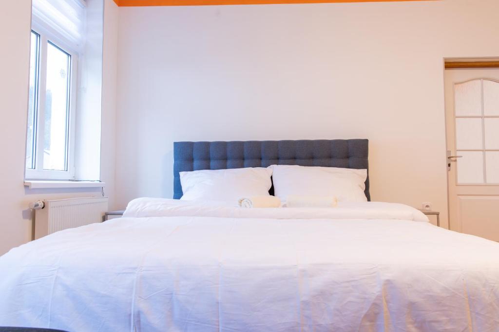 Postel nebo postele na pokoji v ubytování Tuan Long Apartments