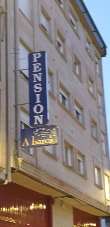 uma placa de hotel na lateral de um edifício em Pension A Barca em O Barco de Valdeorras