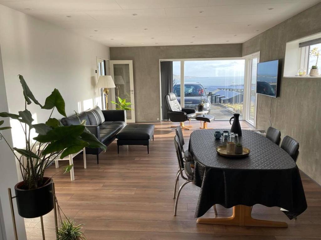 Χώρος καθιστικού στο Modern Apartment With City & Oceanside View