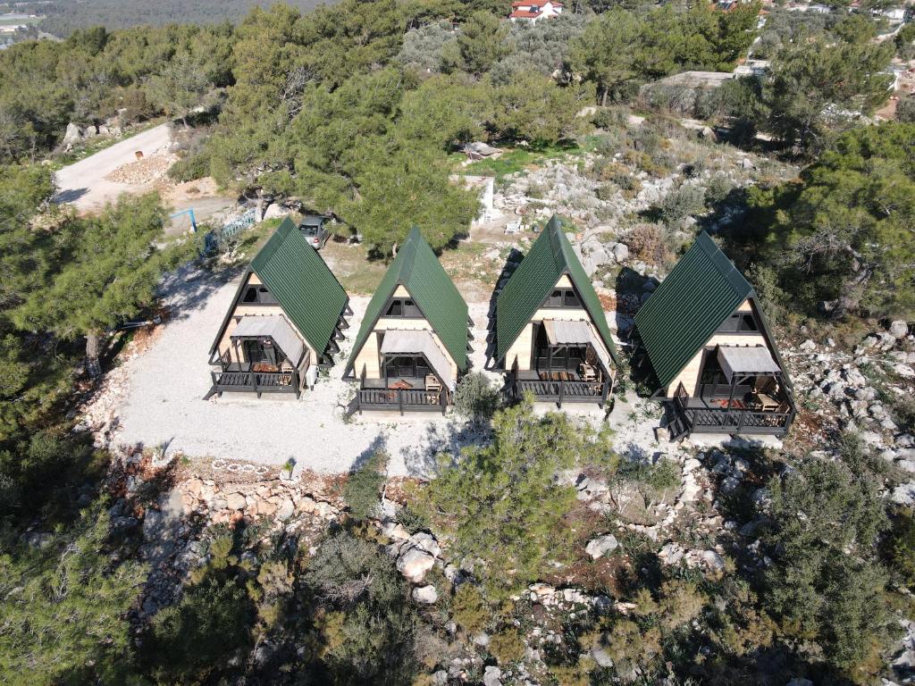 una vista aérea de una casa en una montaña en Patara Bungalov Houses 1, en Kas