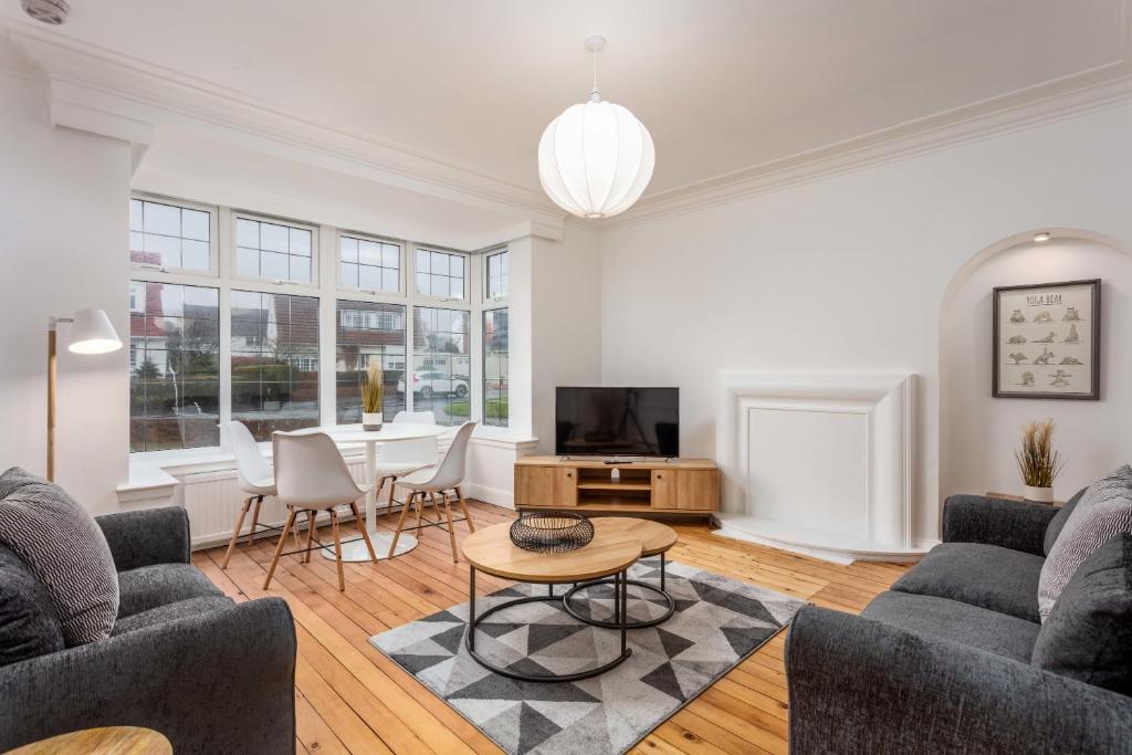 Sala de estar con 2 sofás y mesa en Wellington View - Donnini Apartments, en Ayr
