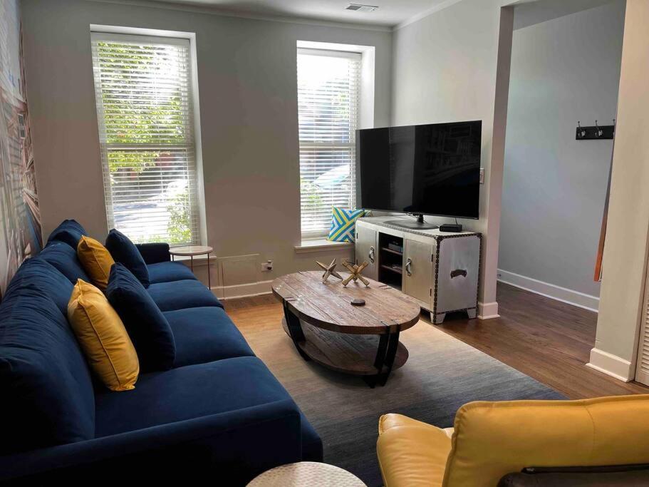 Trendy West Town Flat - 2 bed / 1.5 bath w parking - Apartamento De Dos Dormitorios