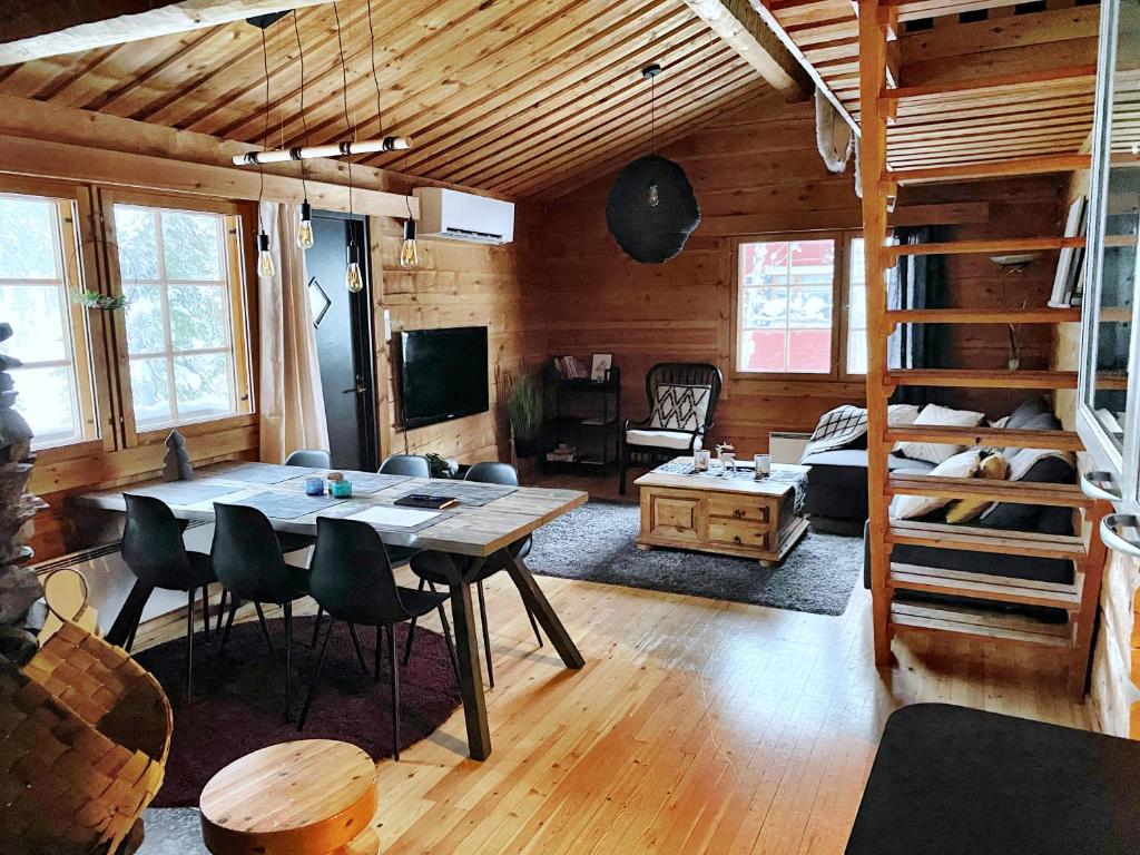 een woonkamer met een tafel en stoelen in een hut bij Holiday Home Ruka Lammensyli in Ruka