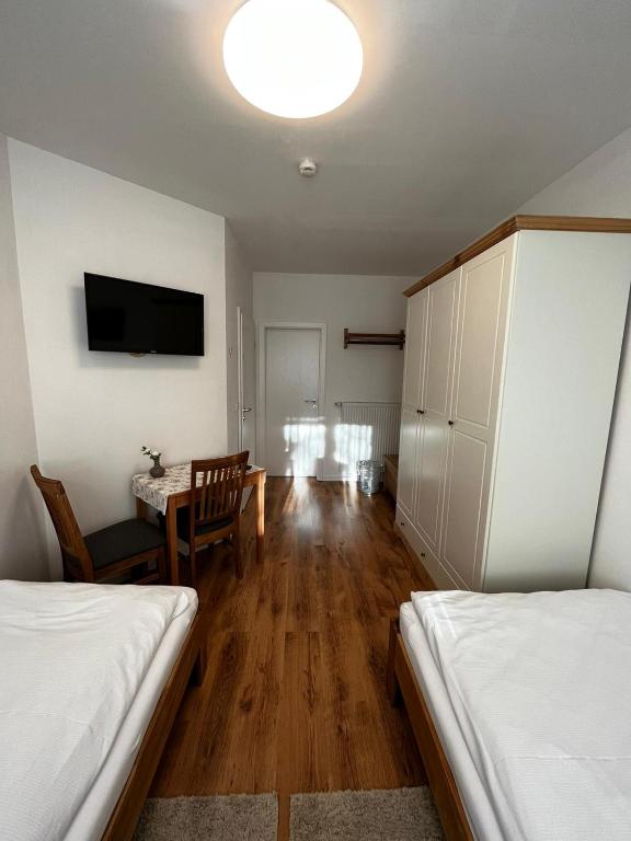 Postel nebo postele na pokoji v ubytování Gästehaus Traunreut - Monteur und Gästezimmer -