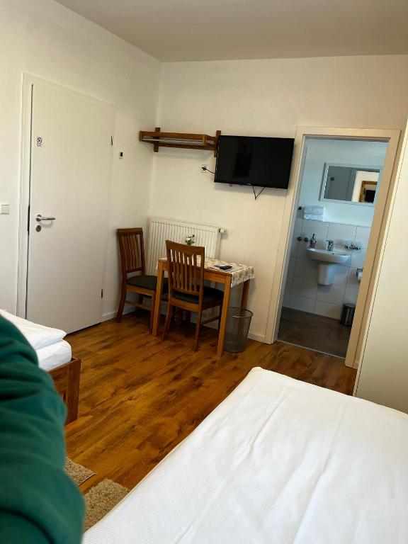 Postel nebo postele na pokoji v ubytování Gästehaus Traunreut - Monteur und Gästezimmer -