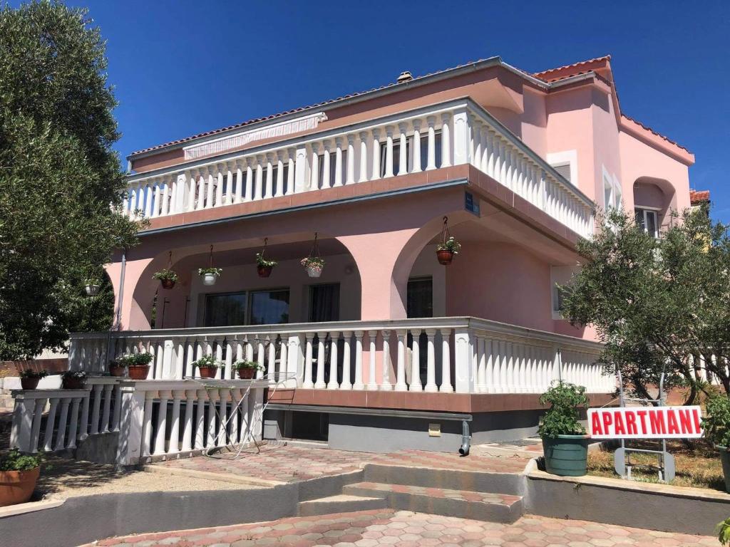 Budova, v ktorej sa apartmán nachádza