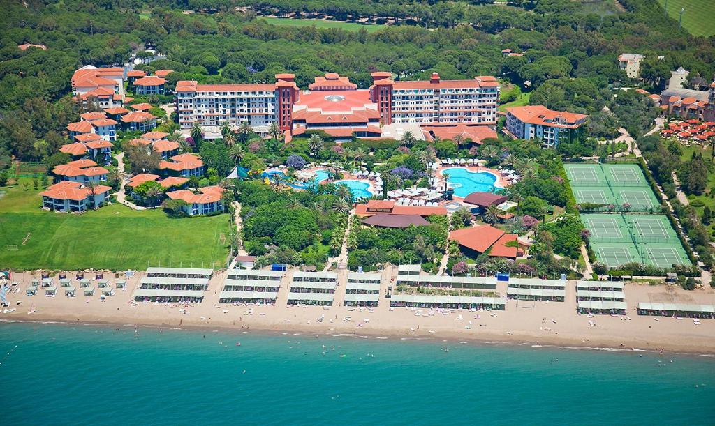 uma vista aérea de um resort na praia em Belconti Resort Hotel em Belek