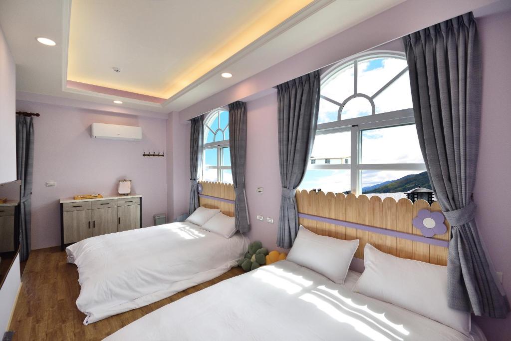 關山的住宿－台東關山-微笑太陽民宿，一间卧室设有两张床和窗户。