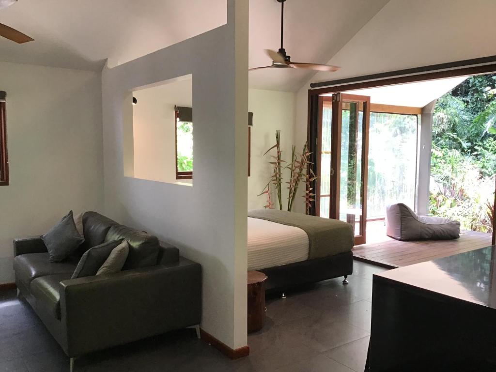 um quarto com uma cama, um sofá e uma cama em Forest views em Diwan
