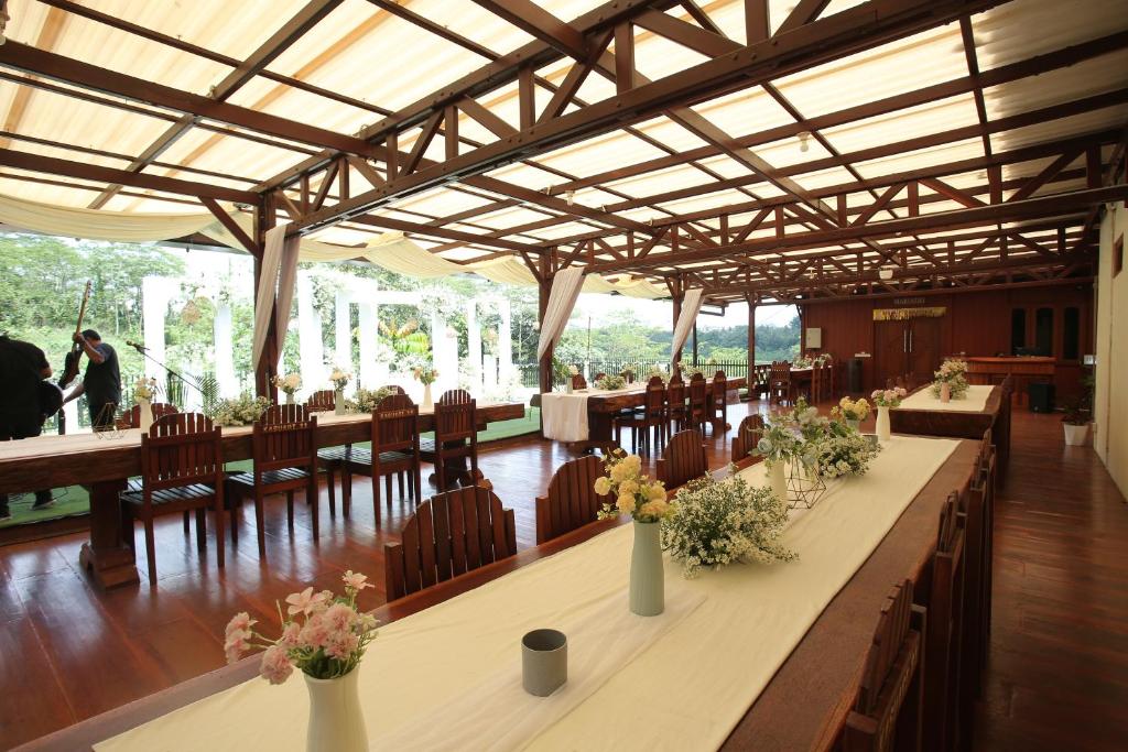 Restaurace v ubytování Kasuari Exotic Resort Magelang