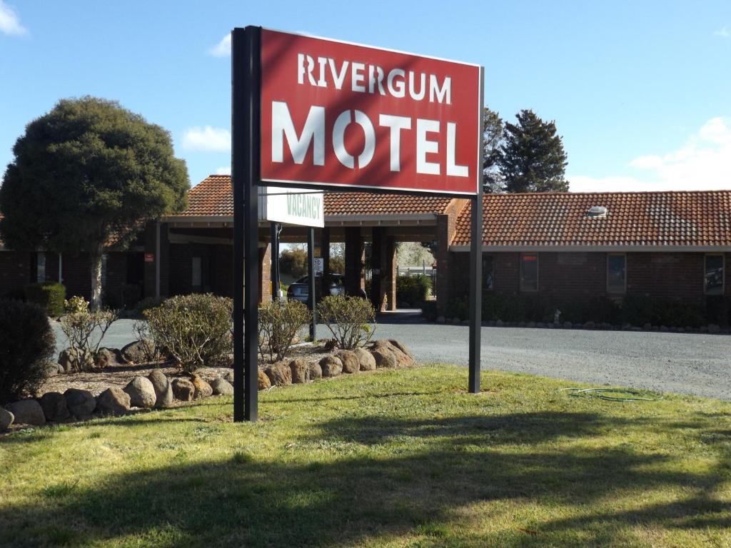 a sign for a motel in front of a building at Rivergum Motel in Echuca