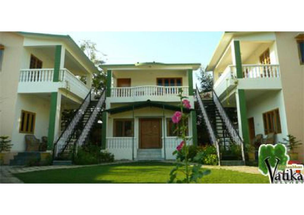 duży dom ze schodami po jego stronie w obiekcie Vatika Resort w mieście Sawai Madhopur