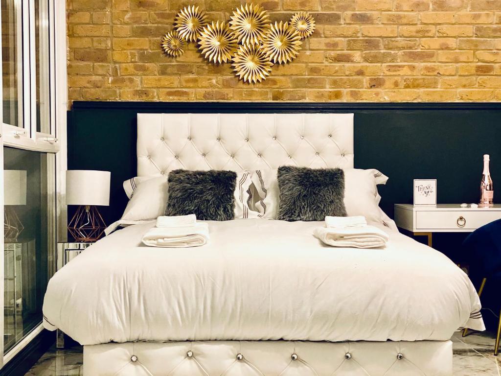 Duke and Duchess Apartments and Rooms - Private in Room Hot Tub Suites - King Room With Spa Bath
