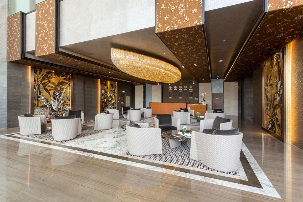 Posezení v ubytování The Bentley Luxury Hotel & Suites