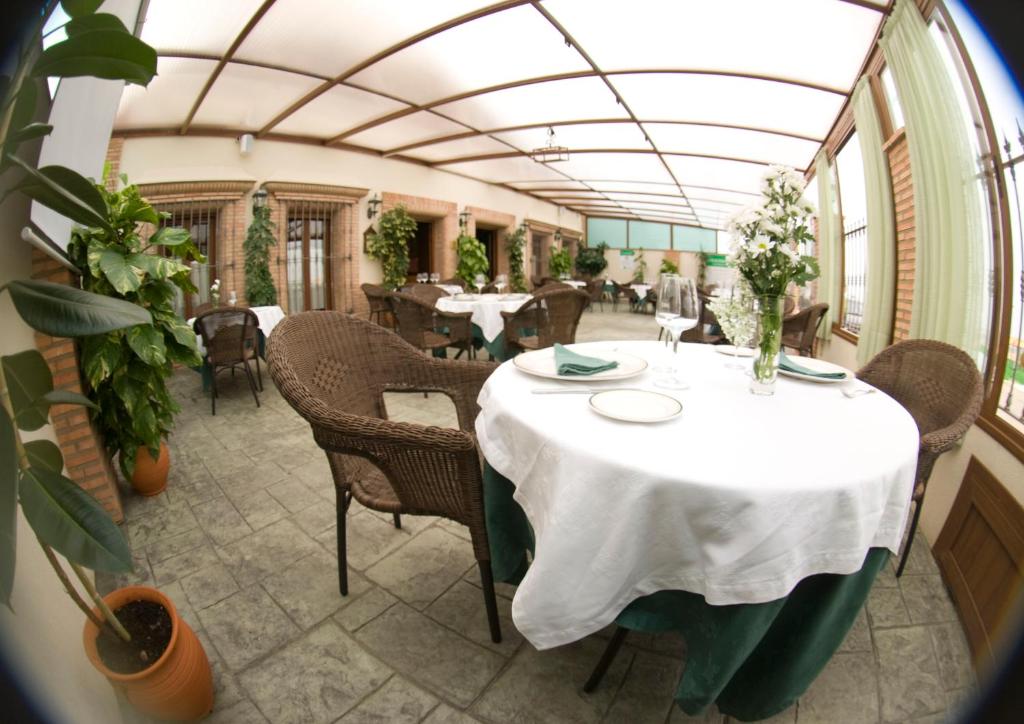 Reštaurácia alebo iné gastronomické zariadenie v ubytovaní Hotel Rural El Arriero