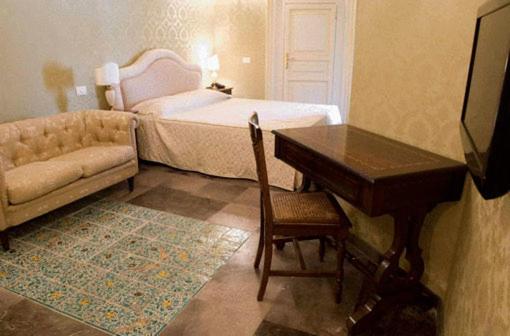 Postel nebo postele na pokoji v ubytování Grana Barocco Art Hotel