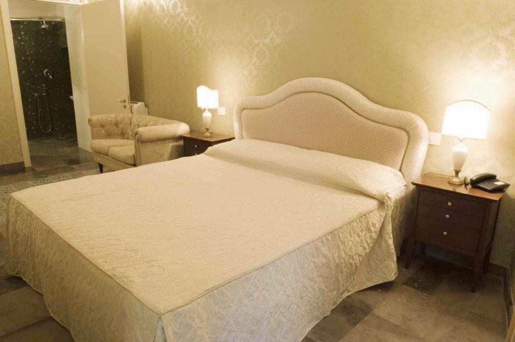 Postel nebo postele na pokoji v ubytování Grana Barocco Art Hotel