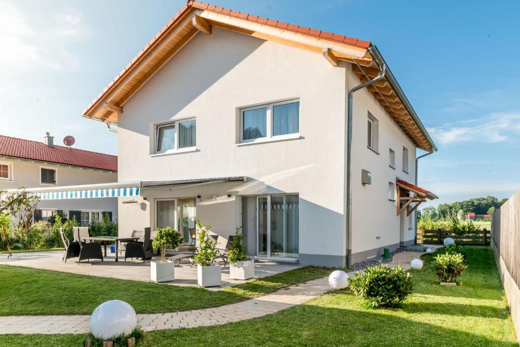 uma villa com vista para o jardim em Ferienhaus Hohenaschau em Aschau im Chiemgau