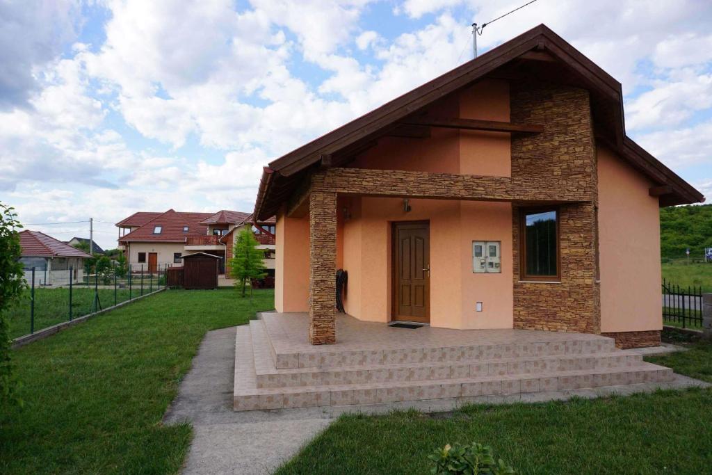 mały dom ze schodami na dziedzińcu w obiekcie FŰZFA VENDÉGHÁZ w mieście Demjén