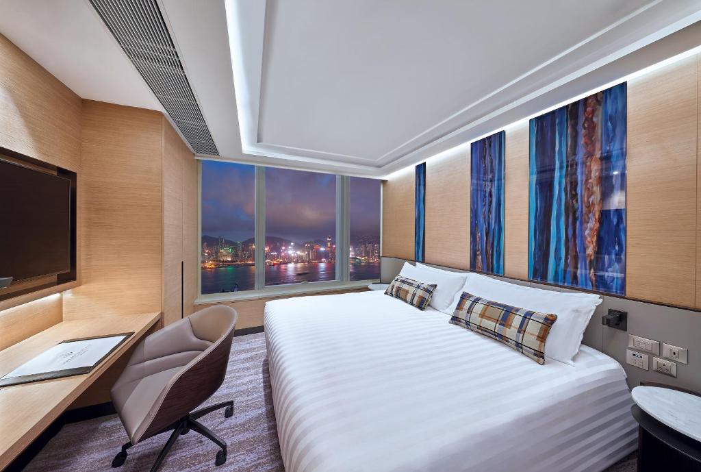 Postel nebo postele na pokoji v ubytování Harbour Grand Kowloon