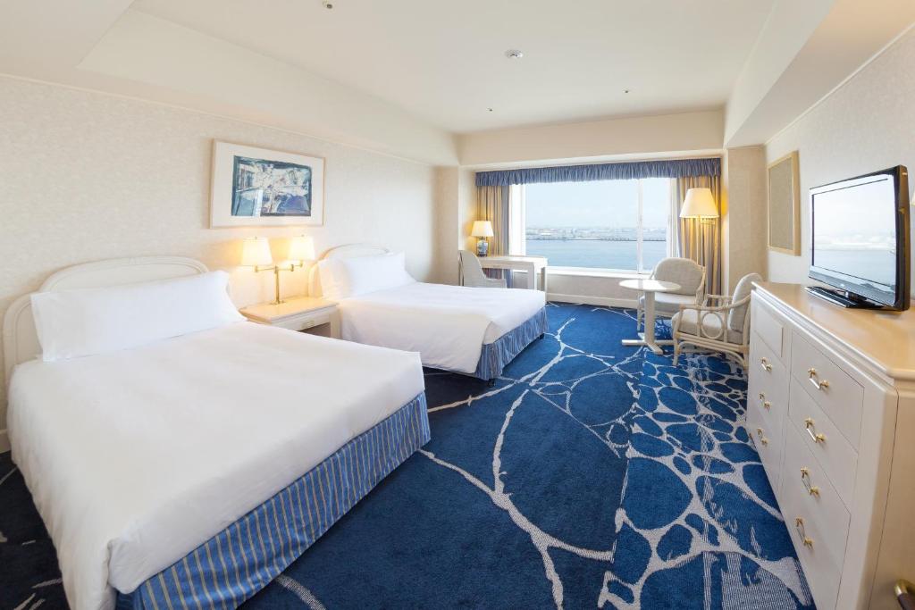 ein Hotelzimmer mit 2 Betten und einem Flachbild-TV in der Unterkunft InterContinental Yokohama Grand, an IHG Hotel in Yokohama