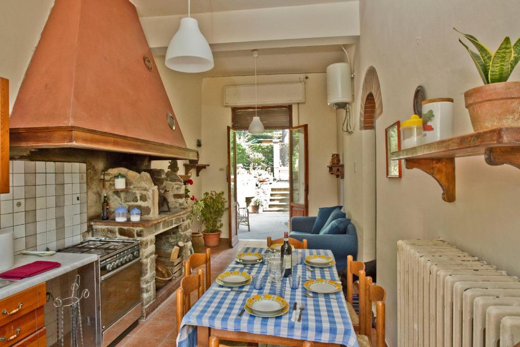 una cucina con tavolo e piatti di Residenza Ruggini a Firenze