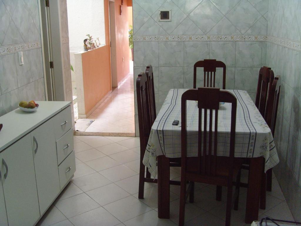 cocina con mesa, mesa y sillas en Brazil Inn Hostel, en Salvador