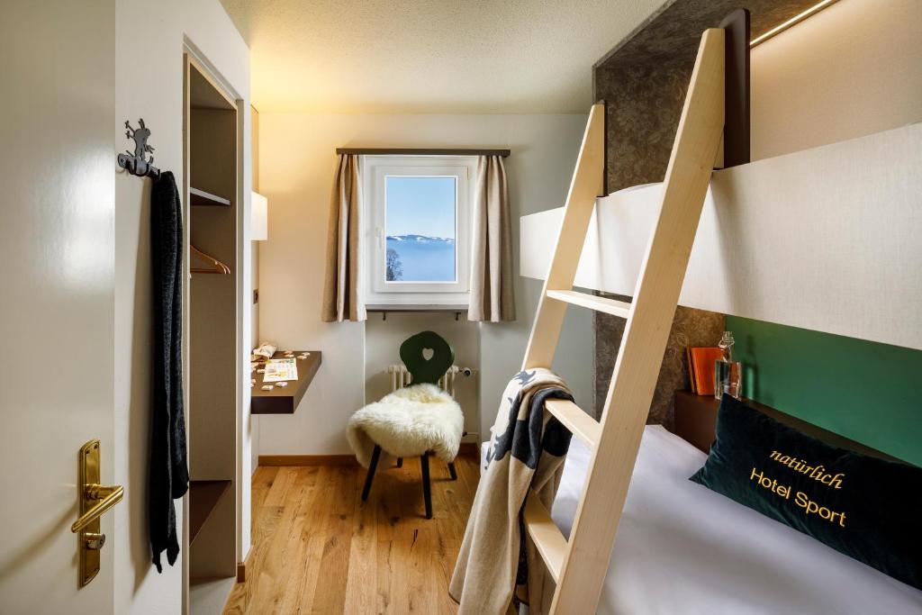Postel nebo postele na pokoji v ubytování Hotel Sport Klosters
