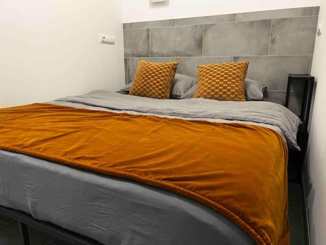 Apartment near the port, City Of Arts and 10min to the beach ...