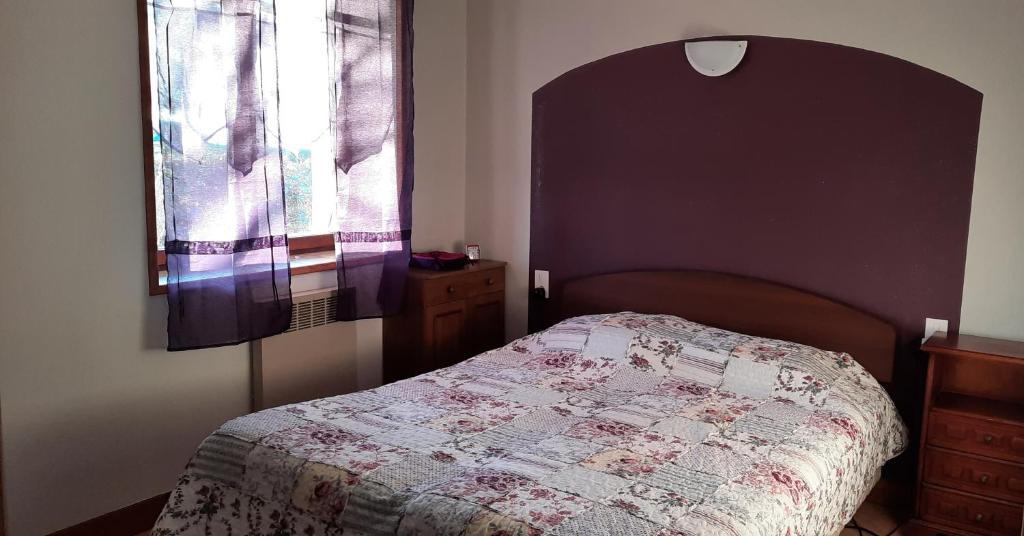 Schlafzimmer mit einem Bett und einem Fenster in der Unterkunft gîte du gardier in Chalmoux